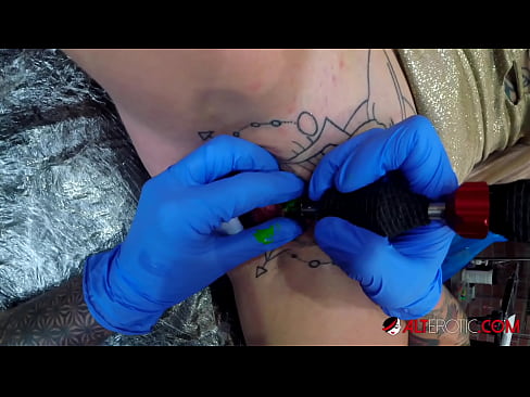 ❤️ Tsis tshua muaj tattooed hottie Sully Savage tau txais tattoo ntawm nws clitoris ❤️ Super porn ntawm hmn.tubsexercom.ru% ib
